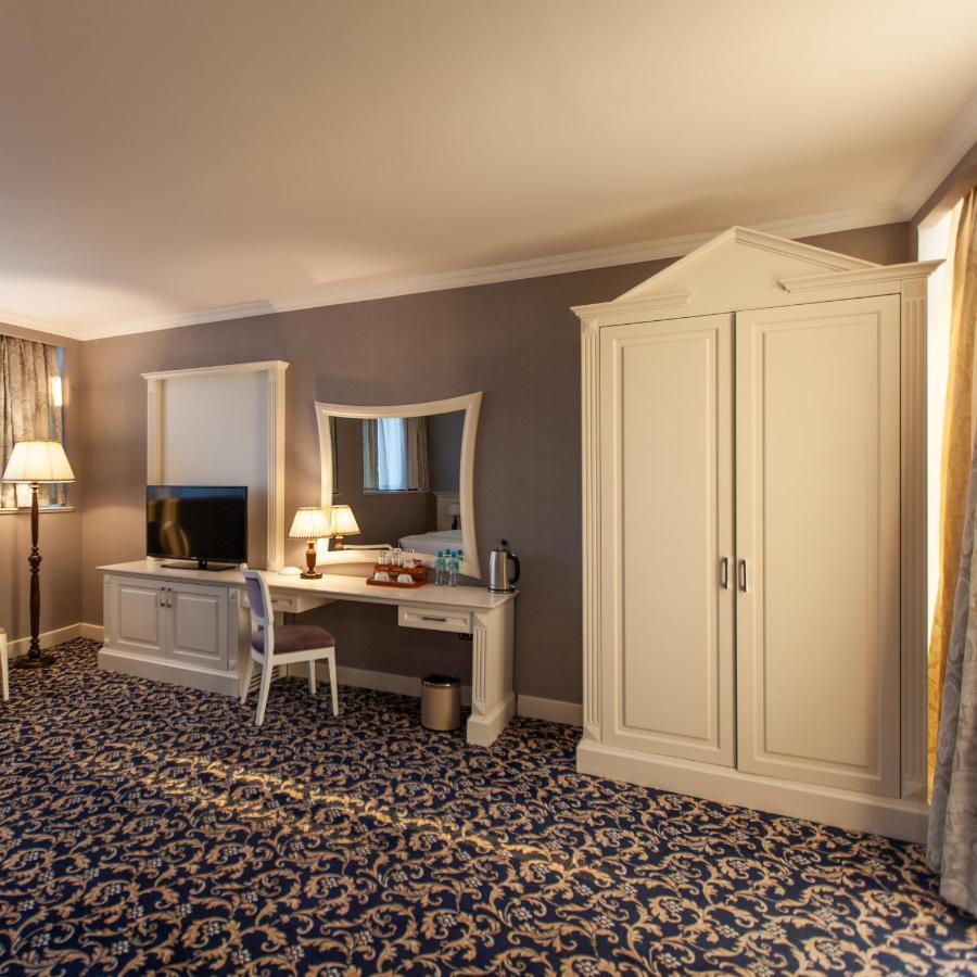 Corner Suite with Terrace and Sea View