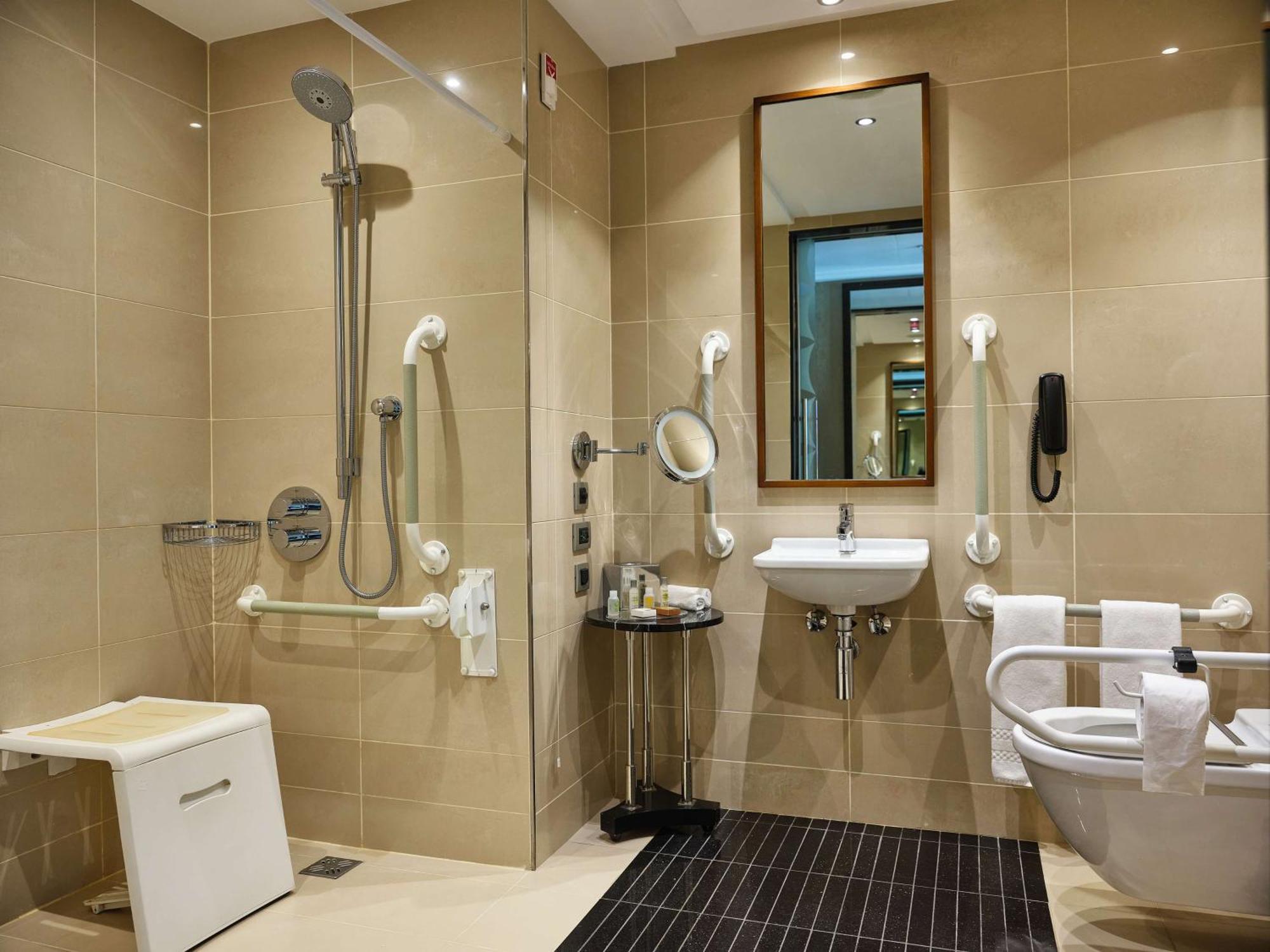 King Room Mobility Access,1559665021:JPEG