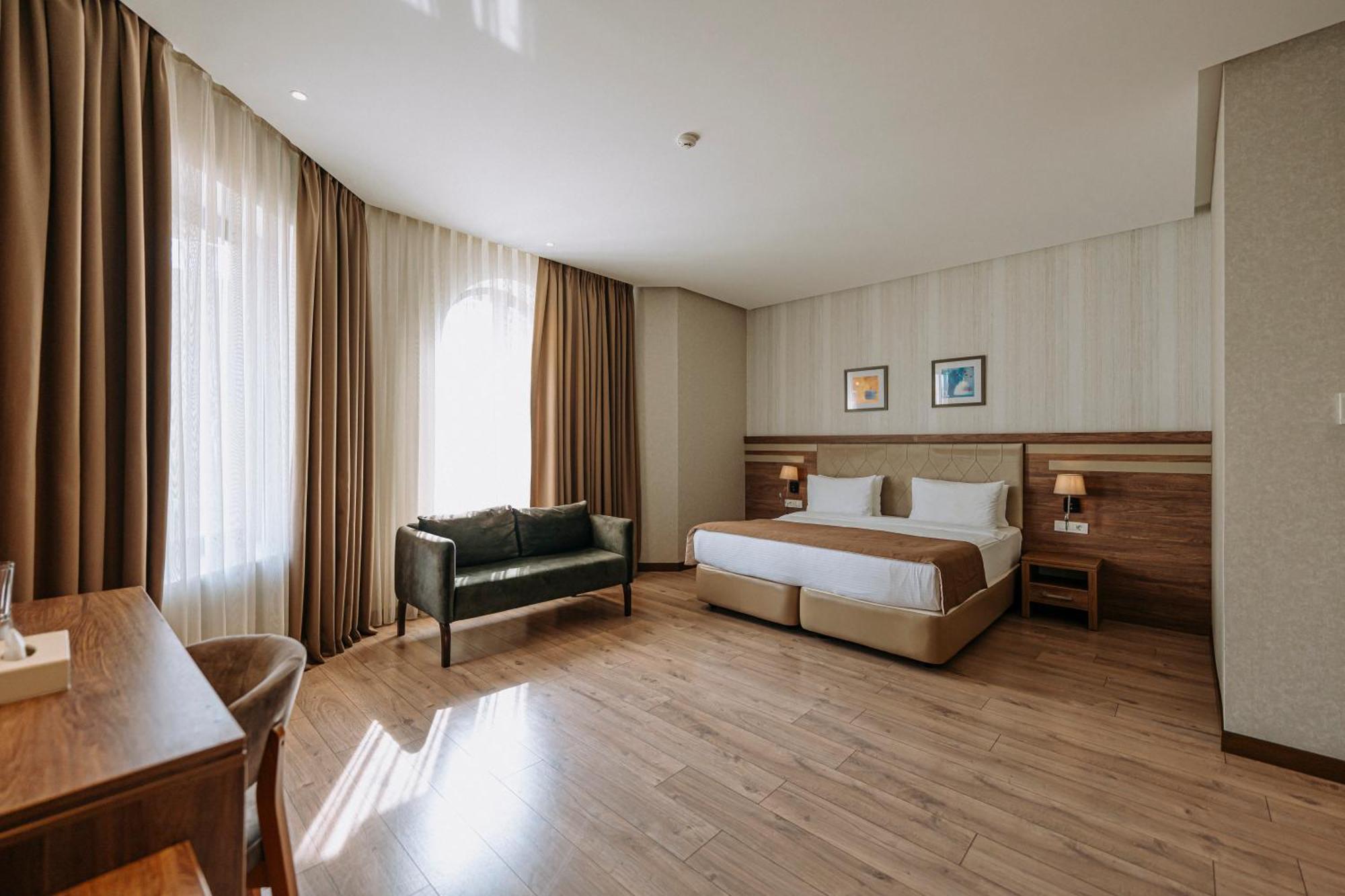 Deluxe King Suite