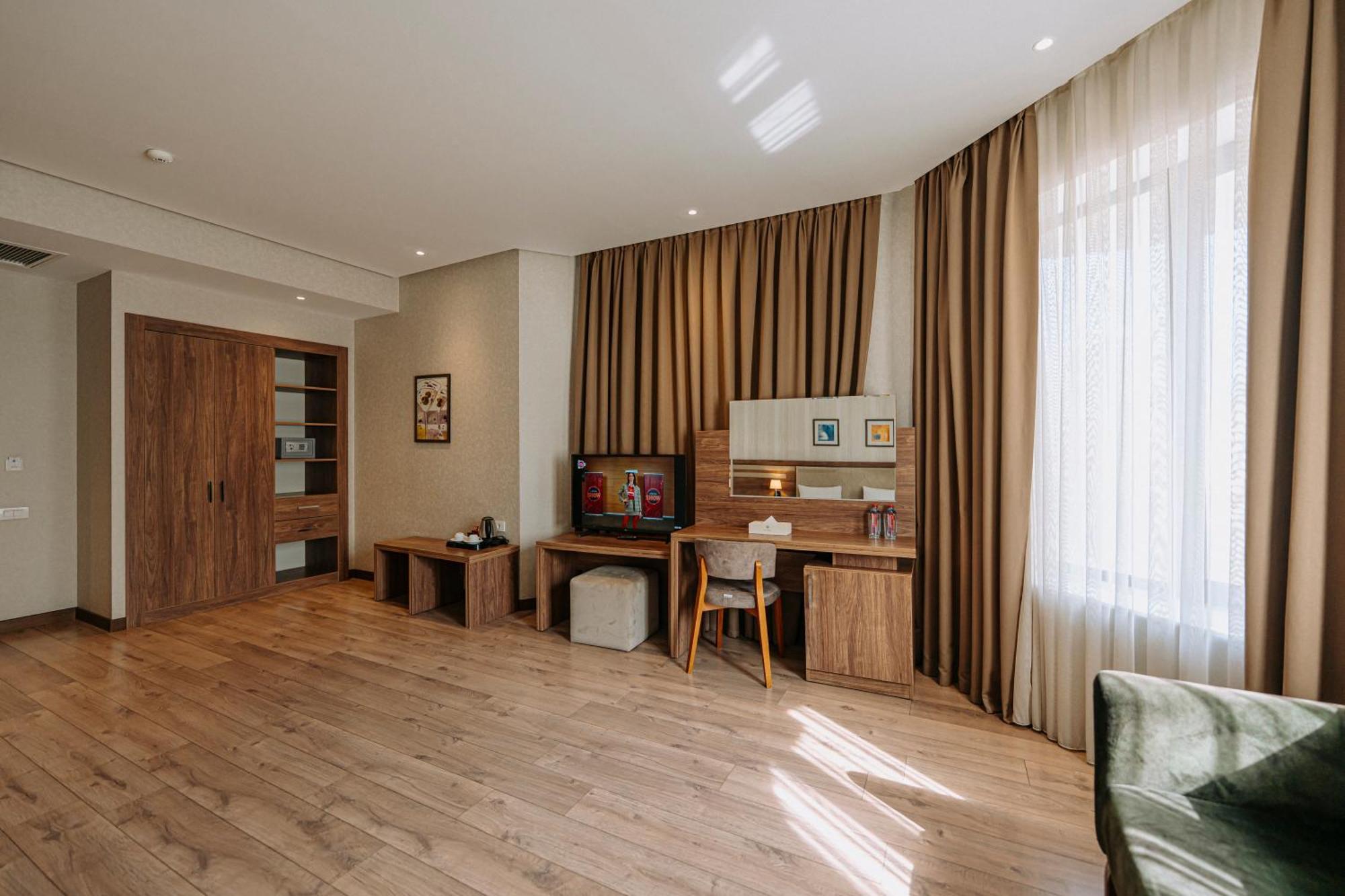 Deluxe King Suite