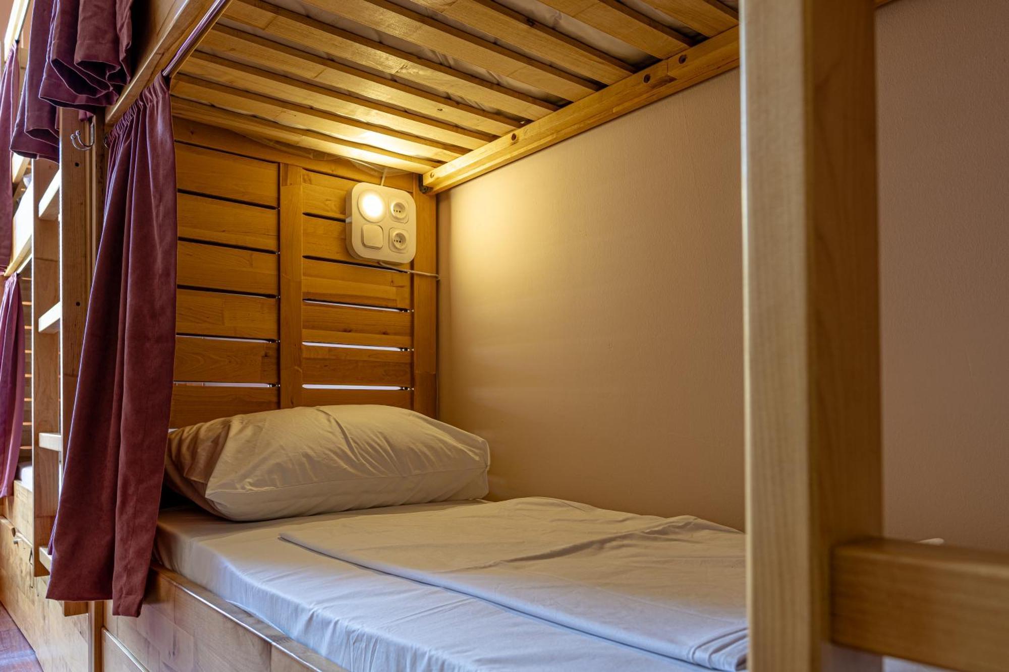 Posto Letto in Dormitorio Femminile con 6 Letti