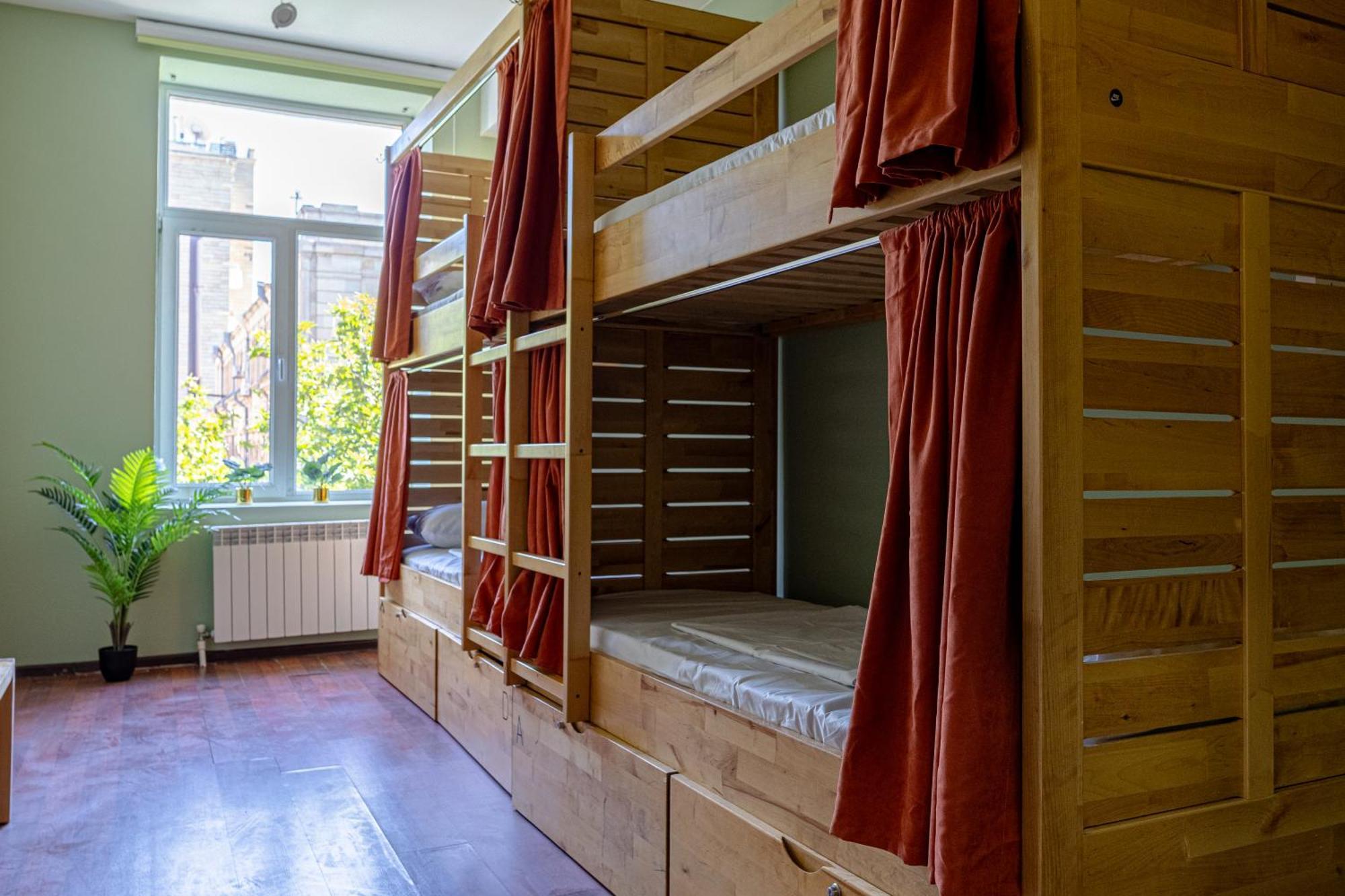 Posto Letto in Dormitorio Misto con 4 Letti